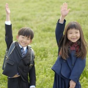 手を挙げる生徒
